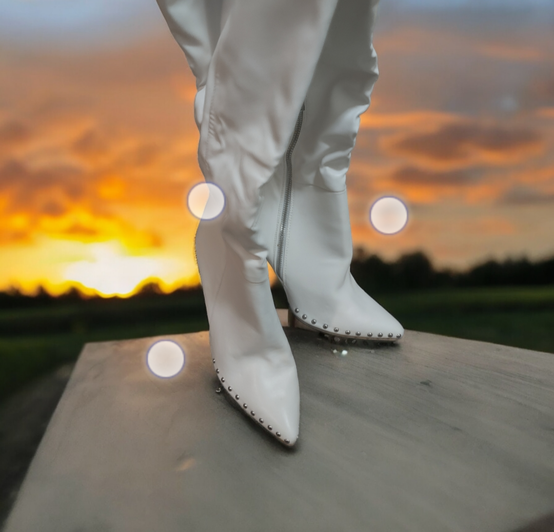 WHITE STUDS BOOTS